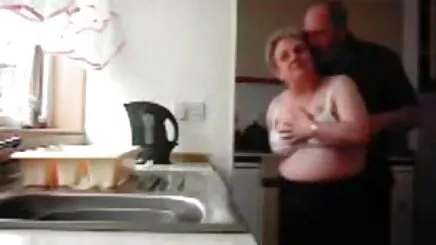 Genç ile bir sıcak vücut arap lezbiyen sex içinde the duş