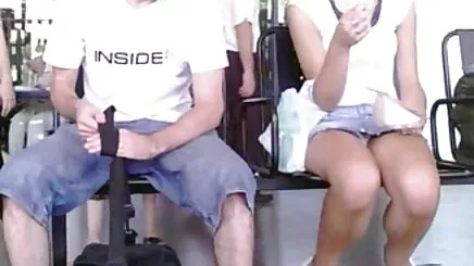Siyah türbanlı arap videoları bir adam dövme