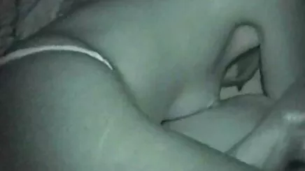 İki dominatrix yalnız bir köle cezalandırır, arabada sex porno