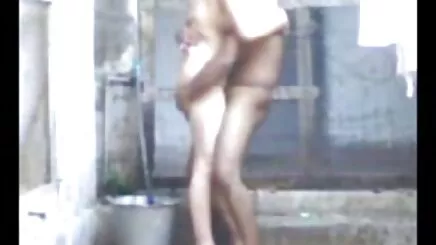 Genç slapped kız yeme ona kedi areb seks